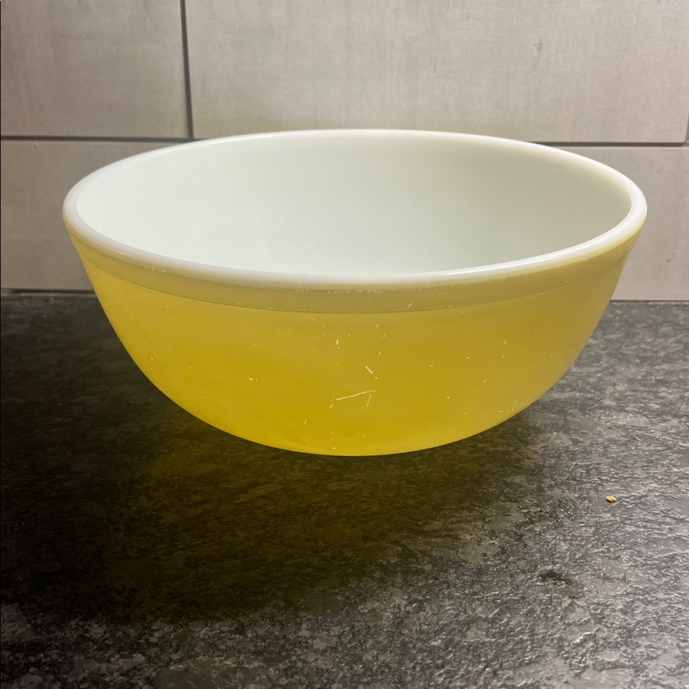 Pyrex Vintage yellow Mixing Bowl 404. 4 qt   Excellent condition. Some fades